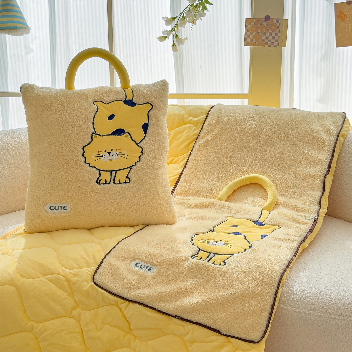 91家纺网 家纺一手货源 找家纺 诺可 2025新款丹麦绒贴布绣手提小猫抱枕被 小猫-黄