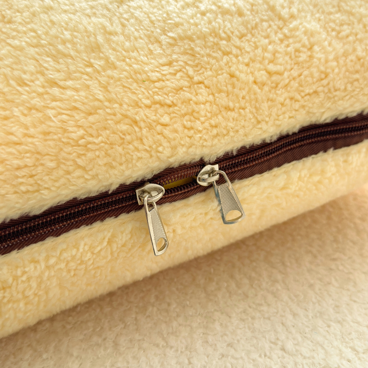 91家纺网 家纺一手货源 找家纺 诺可 2025新款丹麦绒贴布绣手提小猫抱枕被 小猫-黄