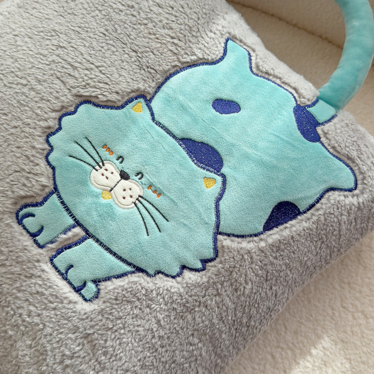 91家纺网 家纺一手货源 找家纺 诺可 2025新款丹麦绒贴布绣手提小猫抱枕被 小猫-灰