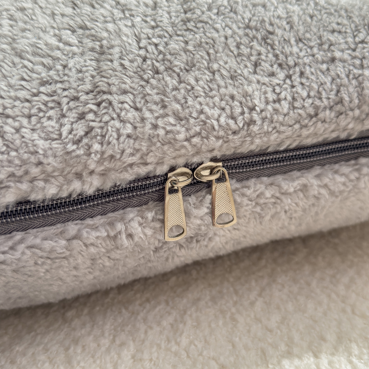 91家纺网 家纺一手货源 找家纺 诺可 2025新款丹麦绒贴布绣手提小猫抱枕被 小猫-灰