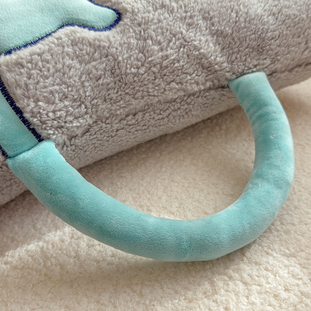 91家纺网 家纺一手货源 找家纺 诺可 2025新款丹麦绒贴布绣手提小猫抱枕被 小猫-灰