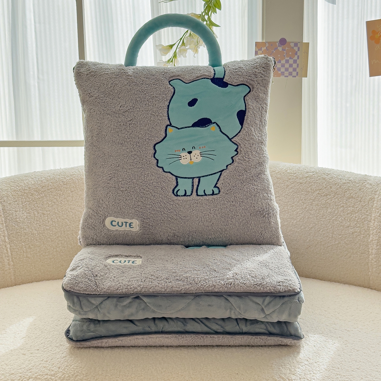 91家纺网 家纺一手货源 找家纺 诺可 2025新款丹麦绒贴布绣手提小猫抱枕被 小猫-灰