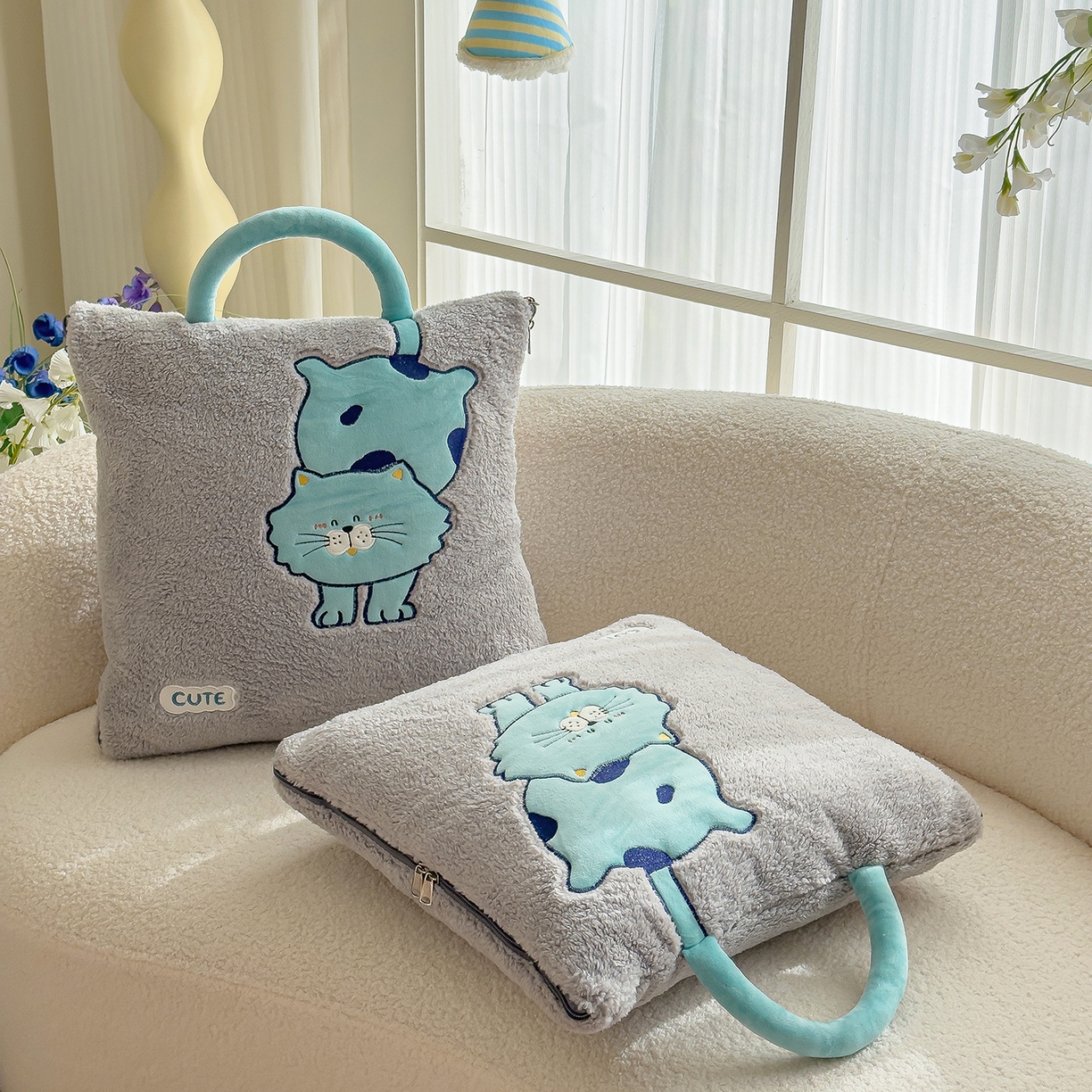 91家纺网 家纺一手货源 找家纺 诺可 2025新款丹麦绒贴布绣手提小猫抱枕被 小猫-灰