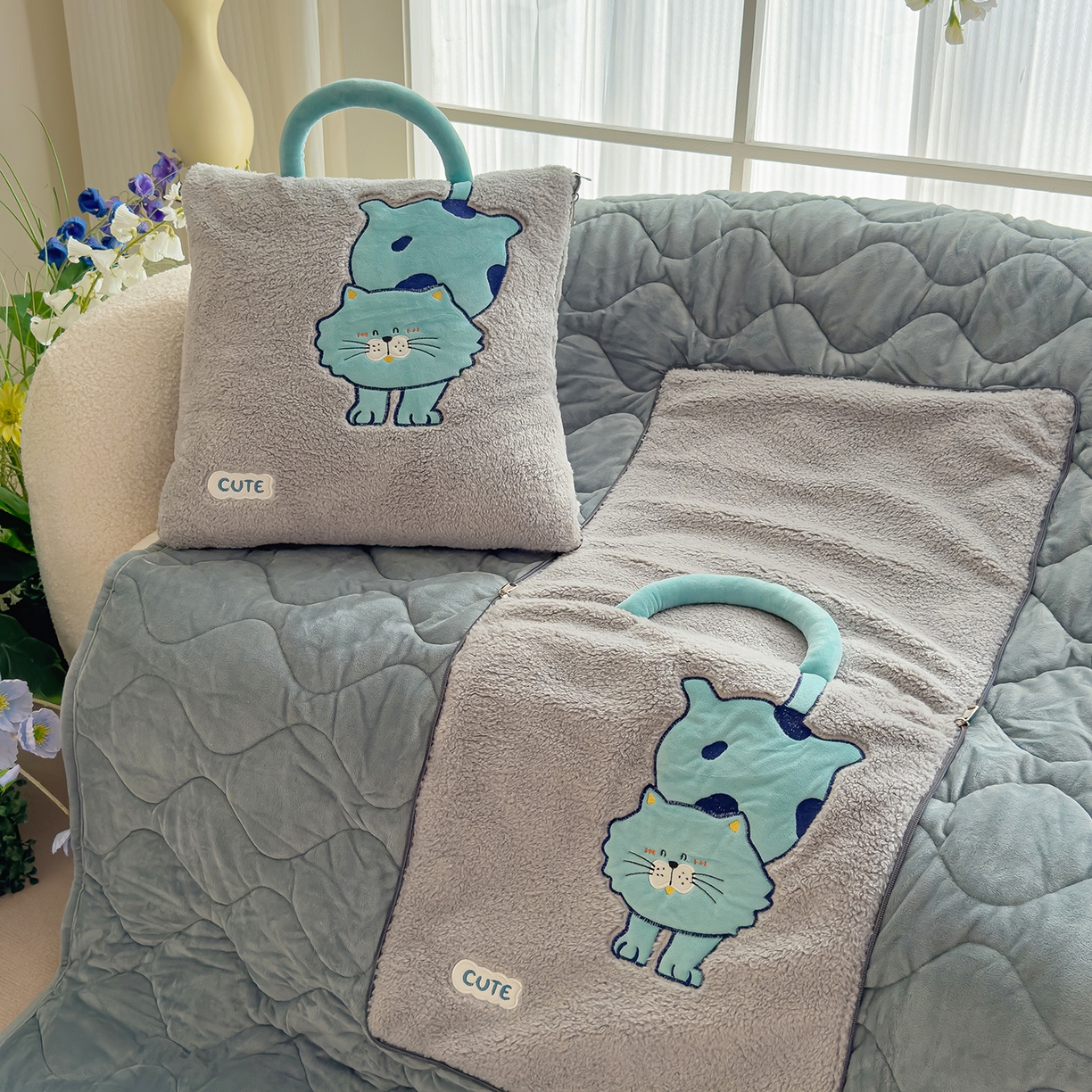 91家纺网 家纺一手货源 找家纺 诺可 2025新款丹麦绒贴布绣手提小猫抱枕被 小猫-灰