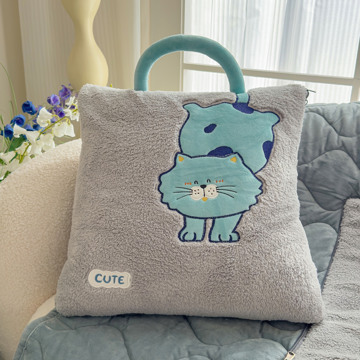 91家纺网 家纺一手货源 找家纺 诺可 2025新款丹麦绒贴布绣手提小猫抱枕被 小猫-灰