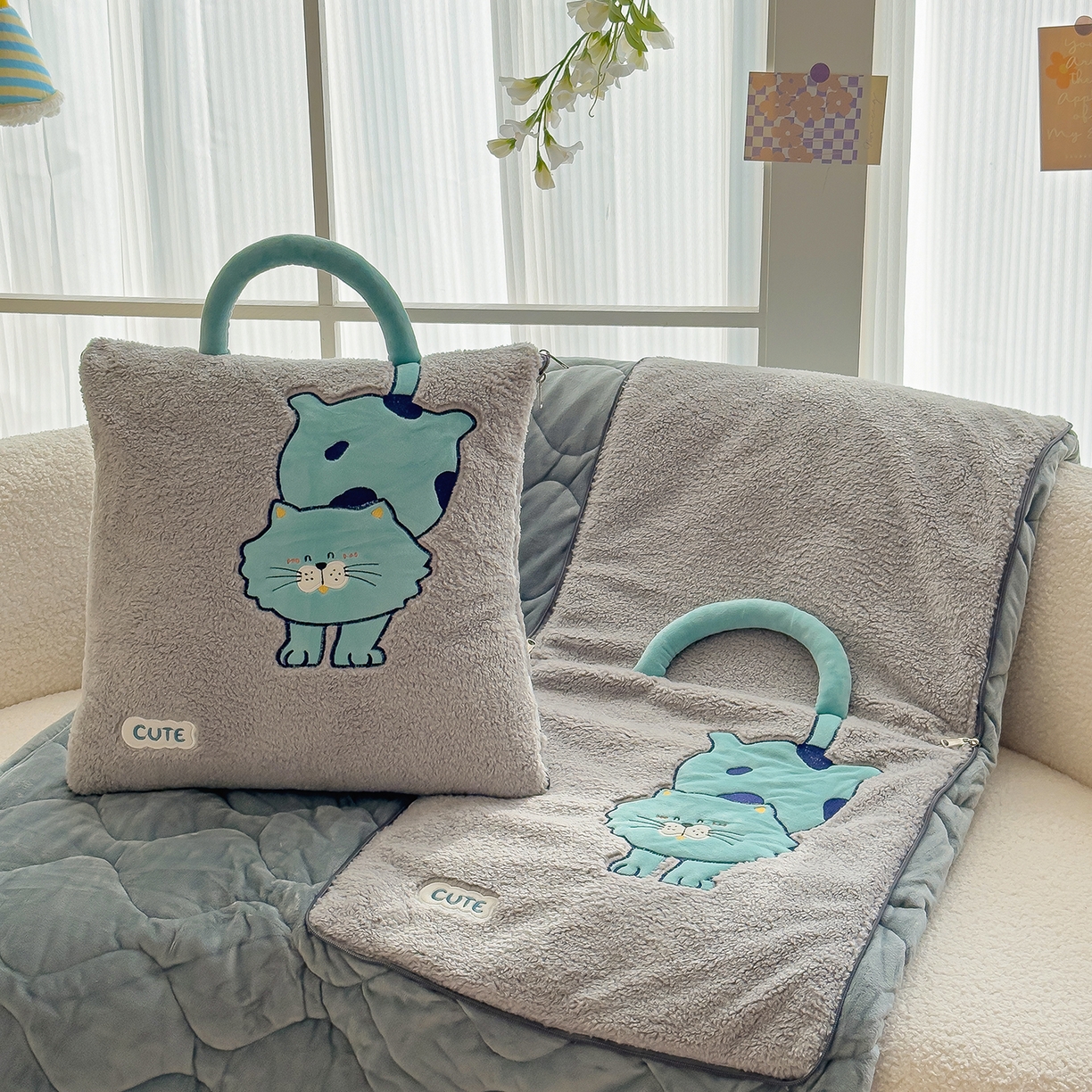 91家纺网 家纺一手货源 找家纺 诺可 2025新款丹麦绒贴布绣手提小猫抱枕被 小猫-灰