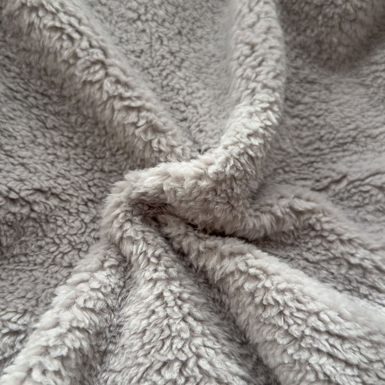 91家纺网 家纺一手货源 找家纺 诺可 2025新款丹麦绒贴布绣手提小猫抱枕被 小猫-灰