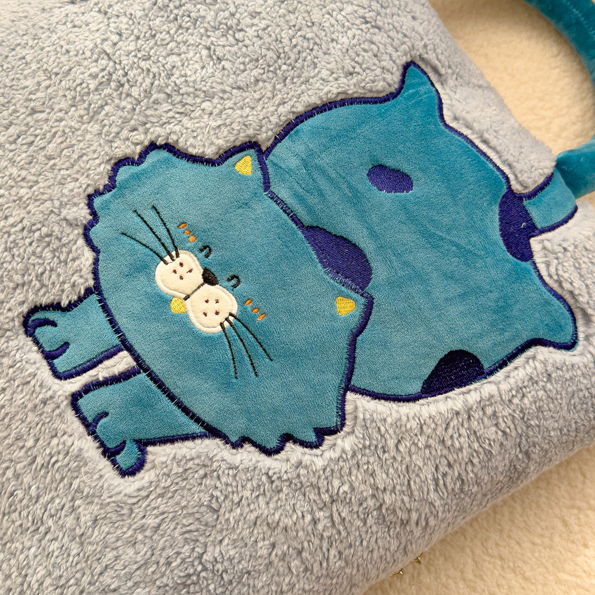 91家纺网 家纺一手货源 找家纺 诺可 2025新款丹麦绒贴布绣手提小猫抱枕被 小猫-蓝