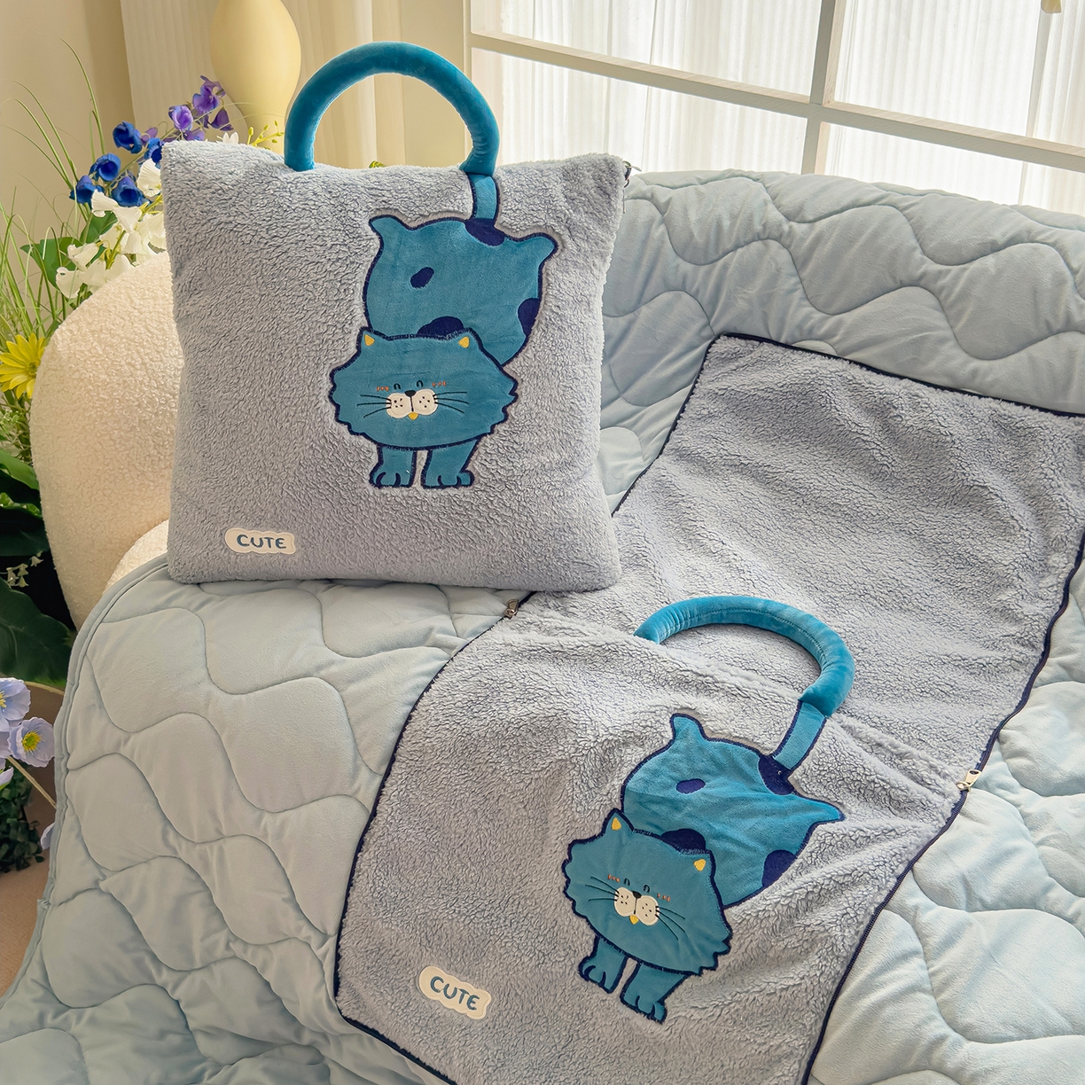 91家纺网 家纺一手货源 找家纺 诺可 2025新款丹麦绒贴布绣手提小猫抱枕被 小猫-蓝