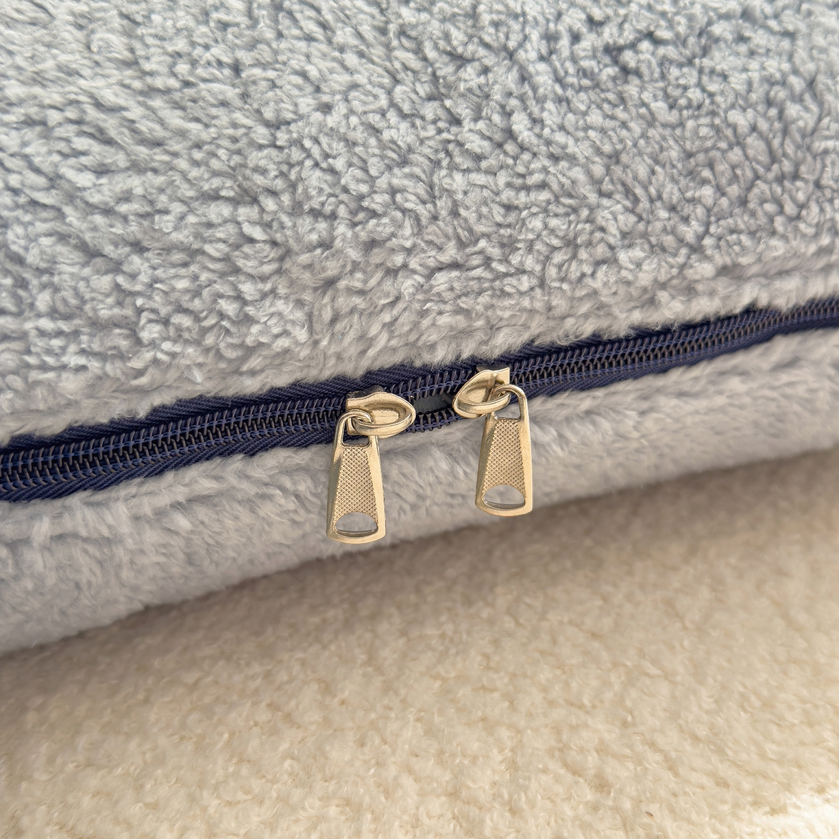 91家纺网 家纺一手货源 找家纺 诺可 2025新款丹麦绒贴布绣手提小猫抱枕被 小猫-蓝