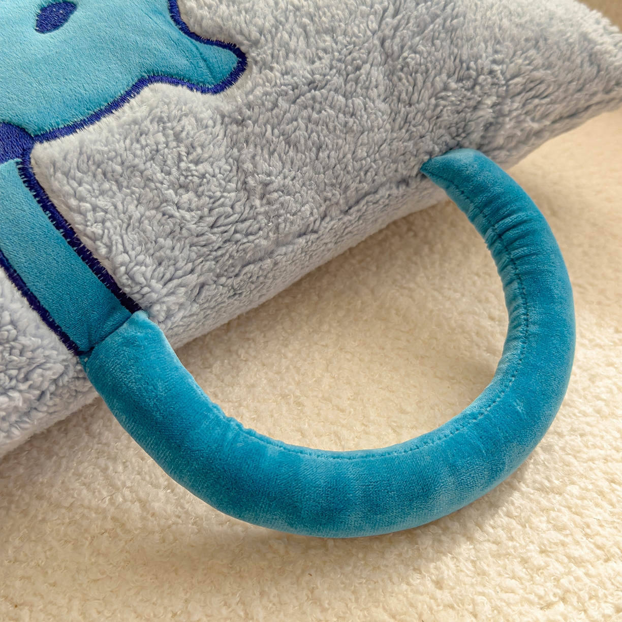 91家纺网 家纺一手货源 找家纺 诺可 2025新款丹麦绒贴布绣手提小猫抱枕被 小猫-蓝