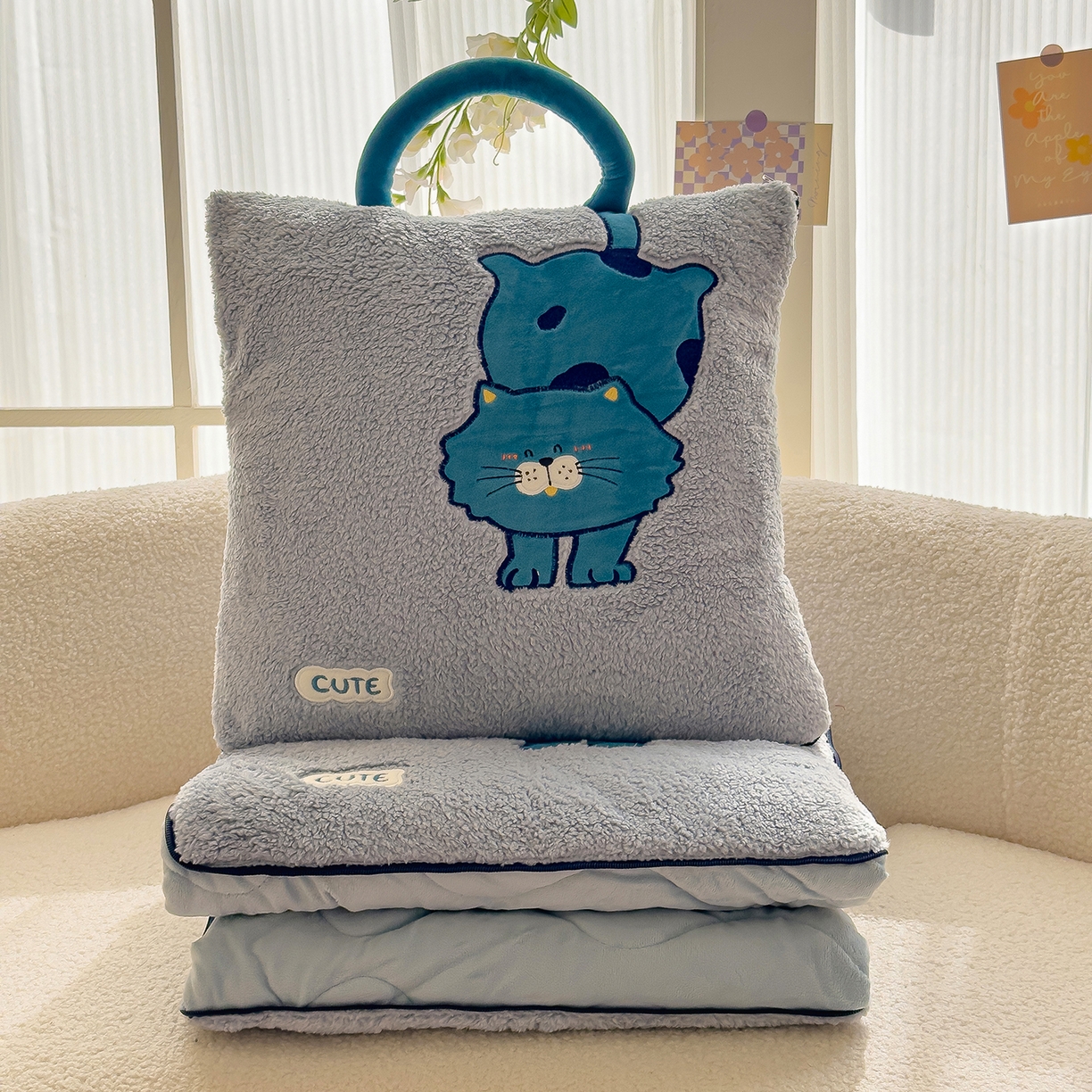 91家纺网 家纺一手货源 找家纺 诺可 2025新款丹麦绒贴布绣手提小猫抱枕被 小猫-蓝