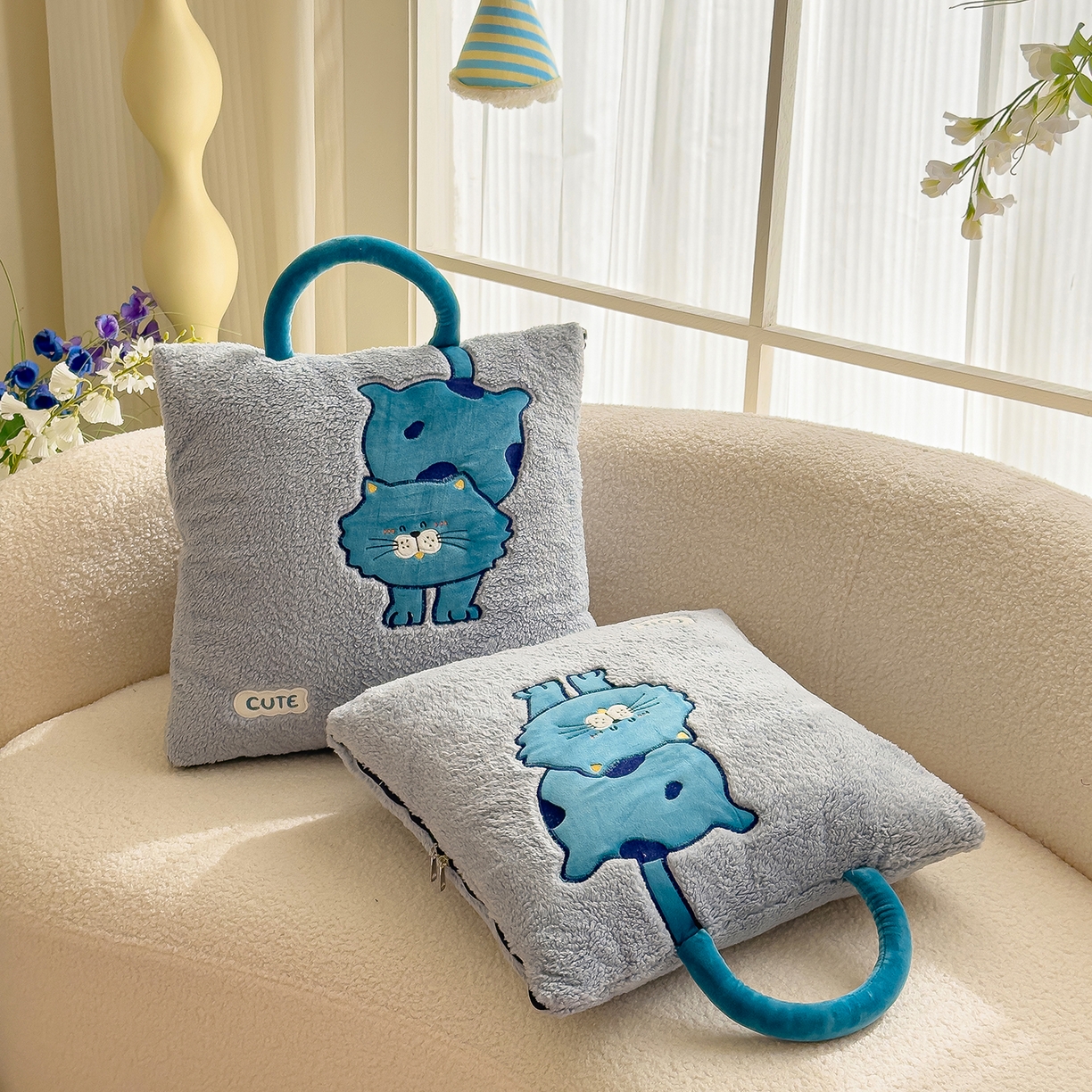 91家纺网 家纺一手货源 找家纺 诺可 2025新款丹麦绒贴布绣手提小猫抱枕被 小猫-蓝