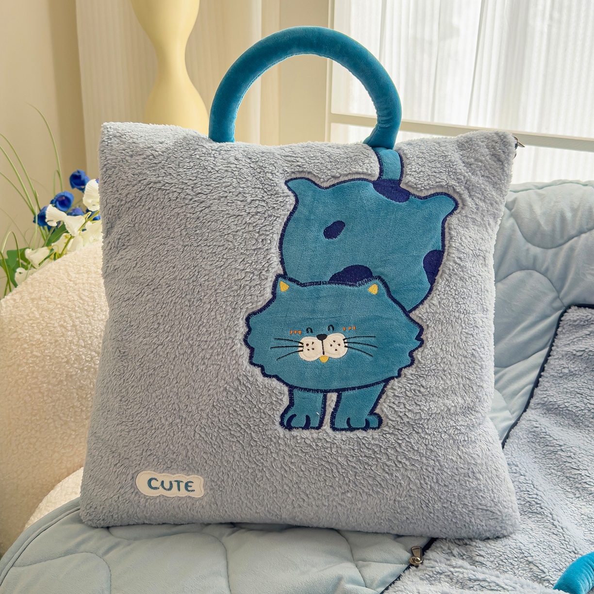 91家纺网 家纺一手货源 找家纺 诺可 2025新款丹麦绒贴布绣手提小猫抱枕被 小猫-蓝
