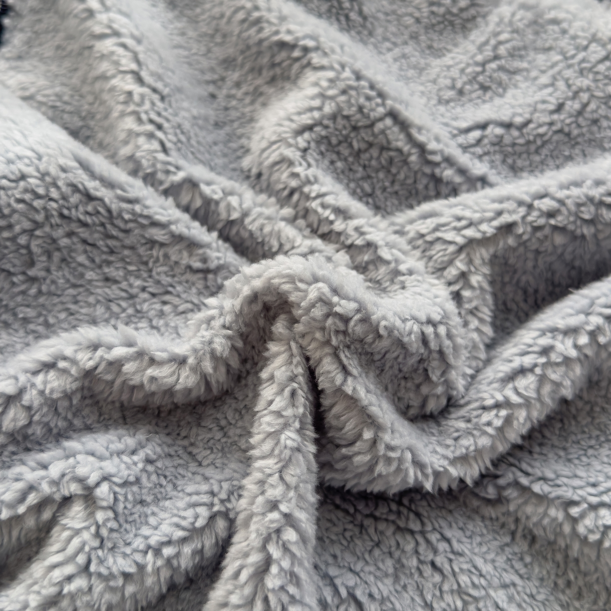 91家纺网 家纺一手货源 找家纺 诺可 2025新款丹麦绒贴布绣手提小猫抱枕被 小猫-蓝