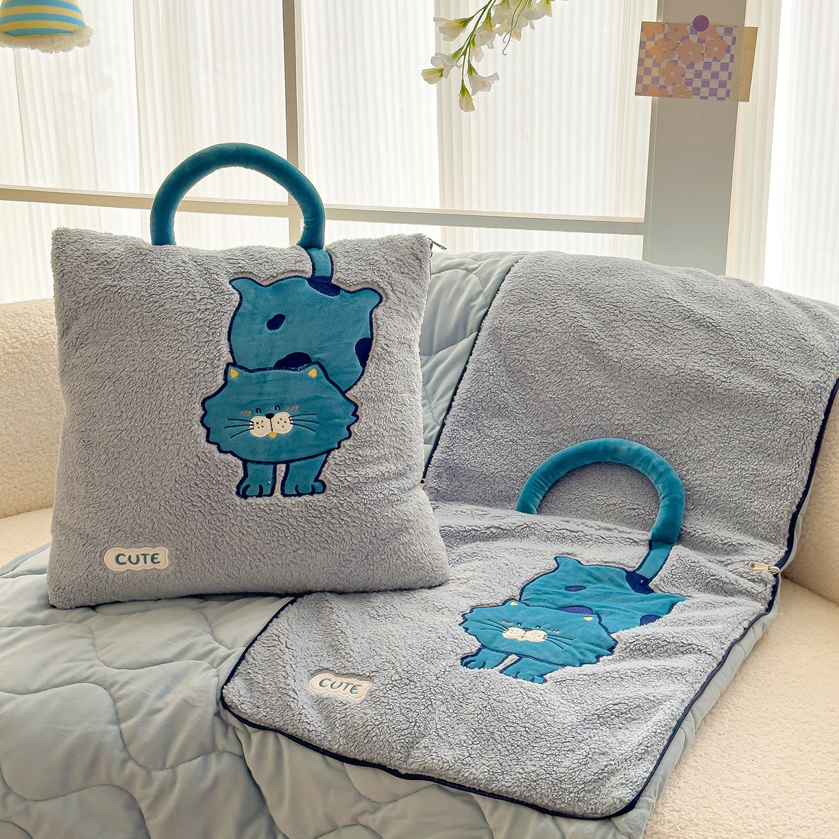 91家纺网 家纺一手货源 找家纺 诺可 2025新款丹麦绒贴布绣手提小猫抱枕被 小猫-蓝