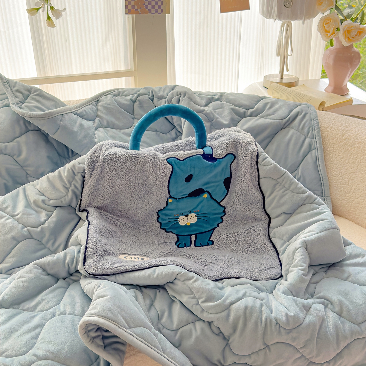 91家纺网 家纺一手货源 找家纺 诺可 2025新款丹麦绒贴布绣手提小猫抱枕被 小猫-蓝