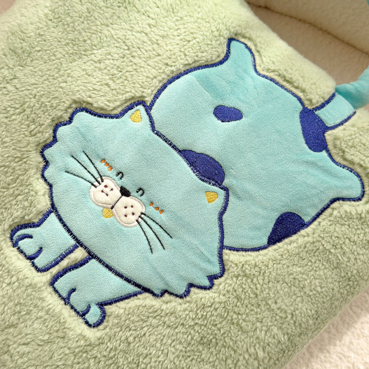 91家纺网 家纺一手货源 找家纺 诺可 2025新款丹麦绒贴布绣手提小猫抱枕被 小猫-绿