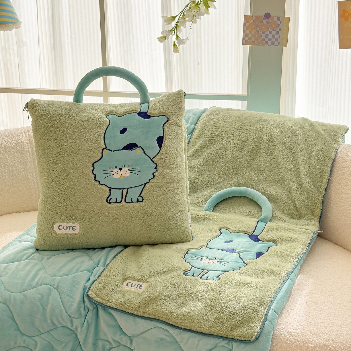 91家纺网 家纺一手货源 找家纺 诺可 2025新款丹麦绒贴布绣手提小猫抱枕被 小猫-绿