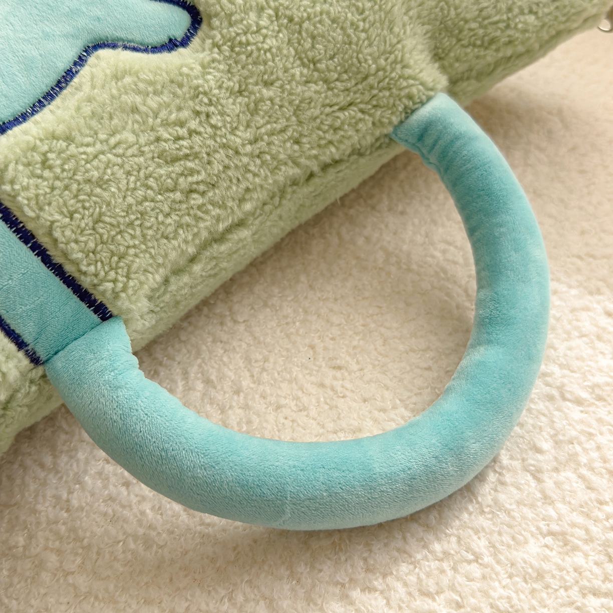 91家纺网 家纺一手货源 找家纺 诺可 2025新款丹麦绒贴布绣手提小猫抱枕被 小猫-绿