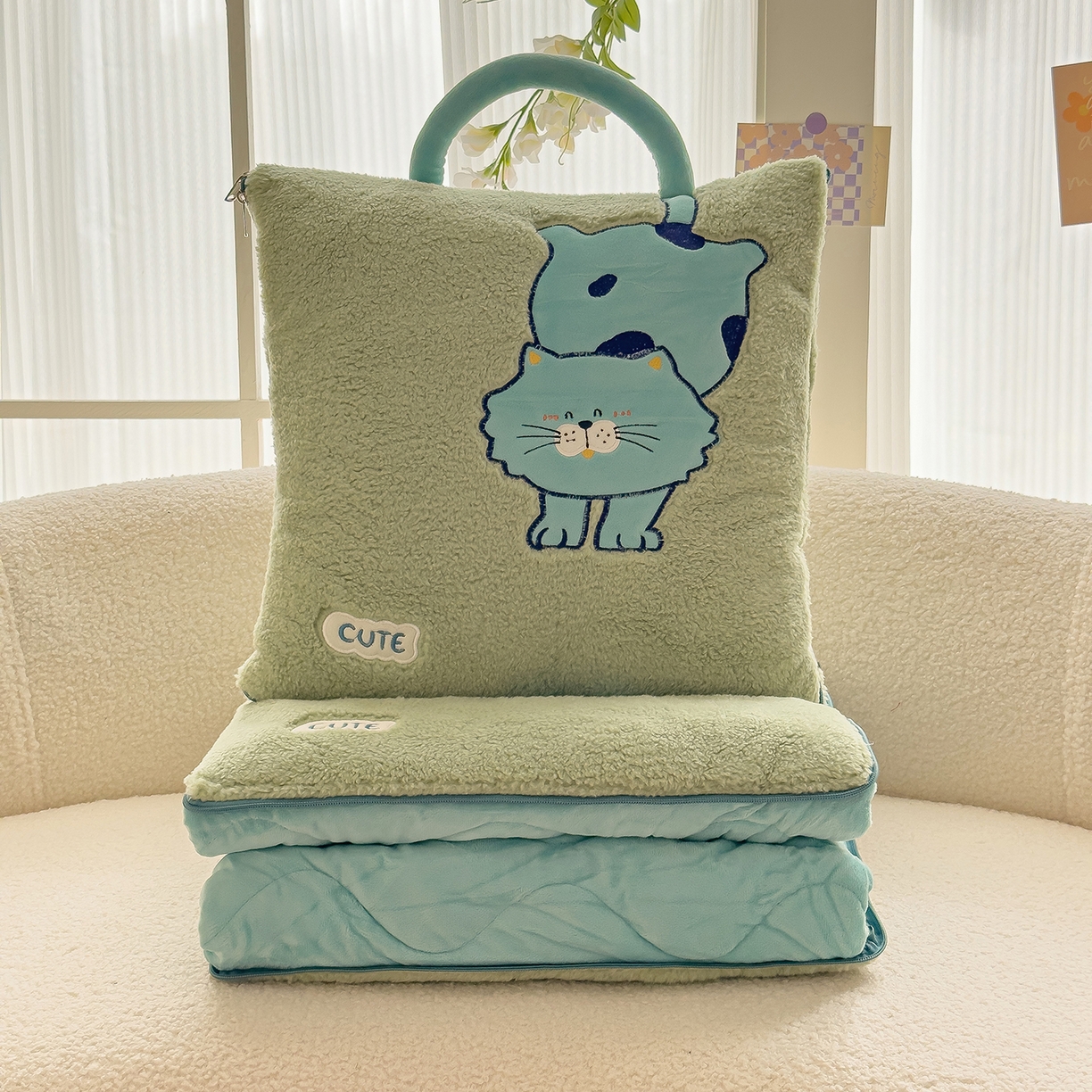 91家纺网 家纺一手货源 找家纺 诺可 2025新款丹麦绒贴布绣手提小猫抱枕被 小猫-绿