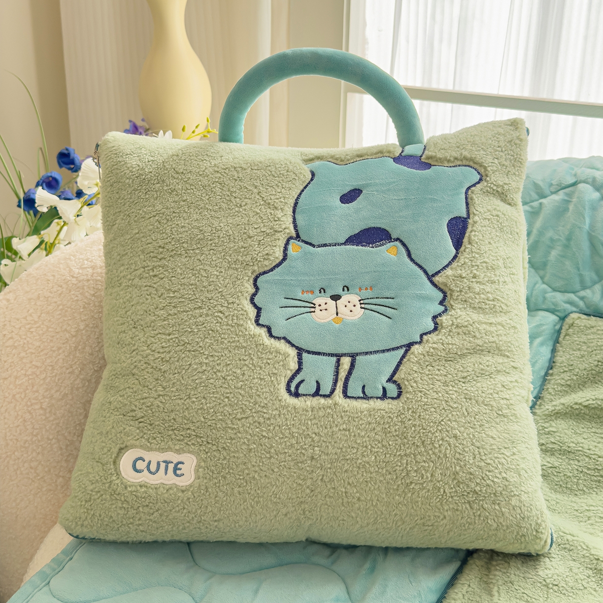 91家纺网 家纺一手货源 找家纺 诺可 2025新款丹麦绒贴布绣手提小猫抱枕被 小猫-绿