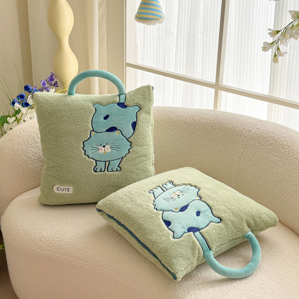 91家纺网 家纺一手货源 找家纺 诺可 2025新款丹麦绒贴布绣手提小猫抱枕被 小猫-绿