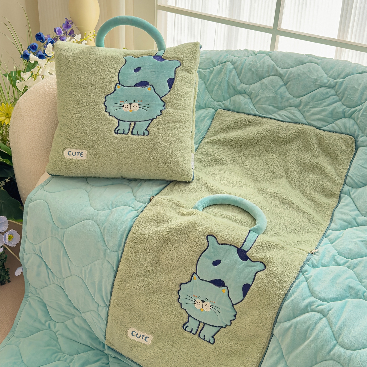 91家纺网 家纺一手货源 找家纺 诺可 2025新款丹麦绒贴布绣手提小猫抱枕被 小猫-绿