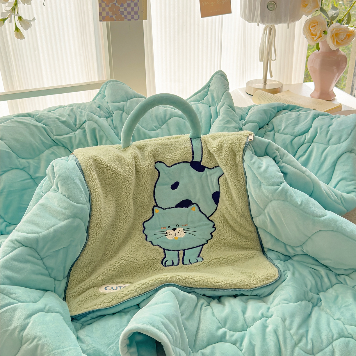 91家纺网 家纺一手货源 找家纺 诺可 2025新款丹麦绒贴布绣手提小猫抱枕被 小猫-绿