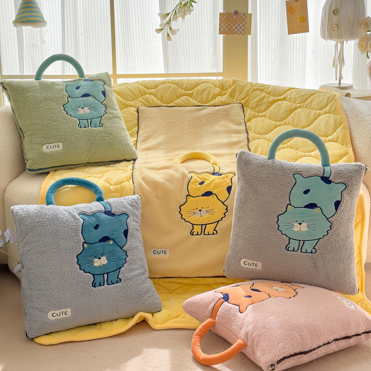 诺可 2025新款丹麦绒贴布绣手提小猫抱枕被 组合图