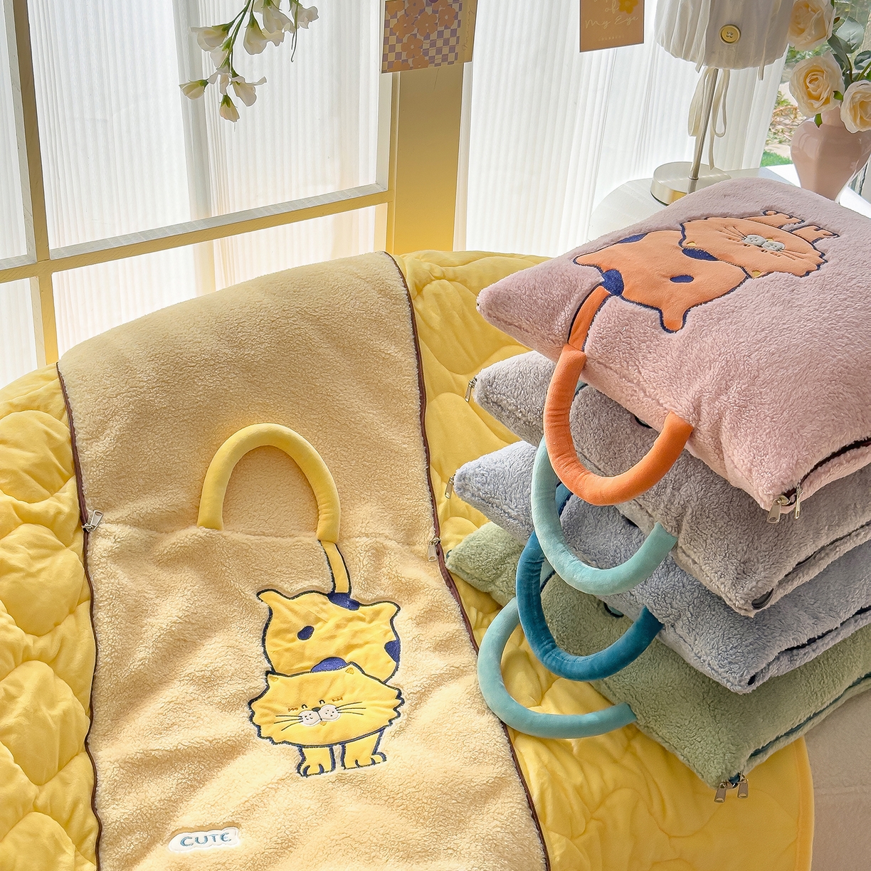 91家纺网 家纺一手货源 找家纺 诺可 2025新款丹麦绒贴布绣手提小猫抱枕被 组合图