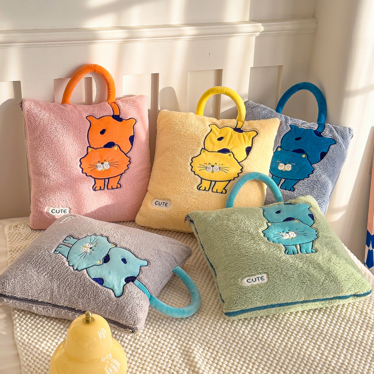 91家纺网 家纺一手货源 找家纺 诺可 2025新款丹麦绒贴布绣手提小猫抱枕被 组合图