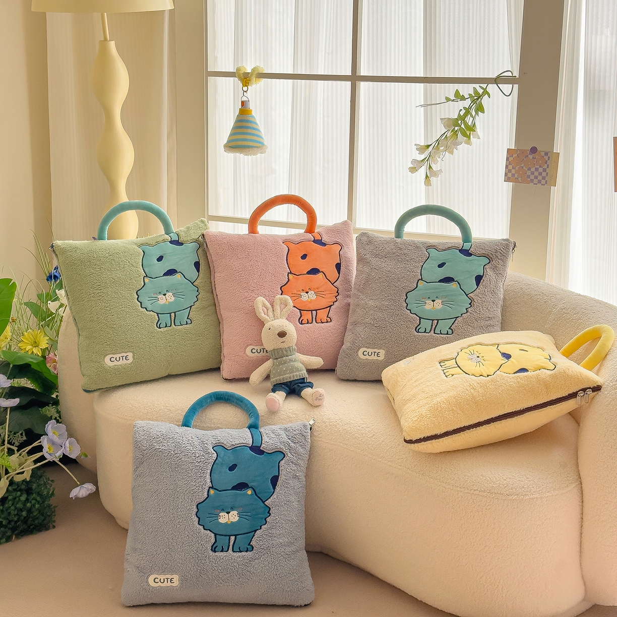 91家纺网 家纺一手货源 找家纺 诺可 2025新款丹麦绒贴布绣手提小猫抱枕被 组合图