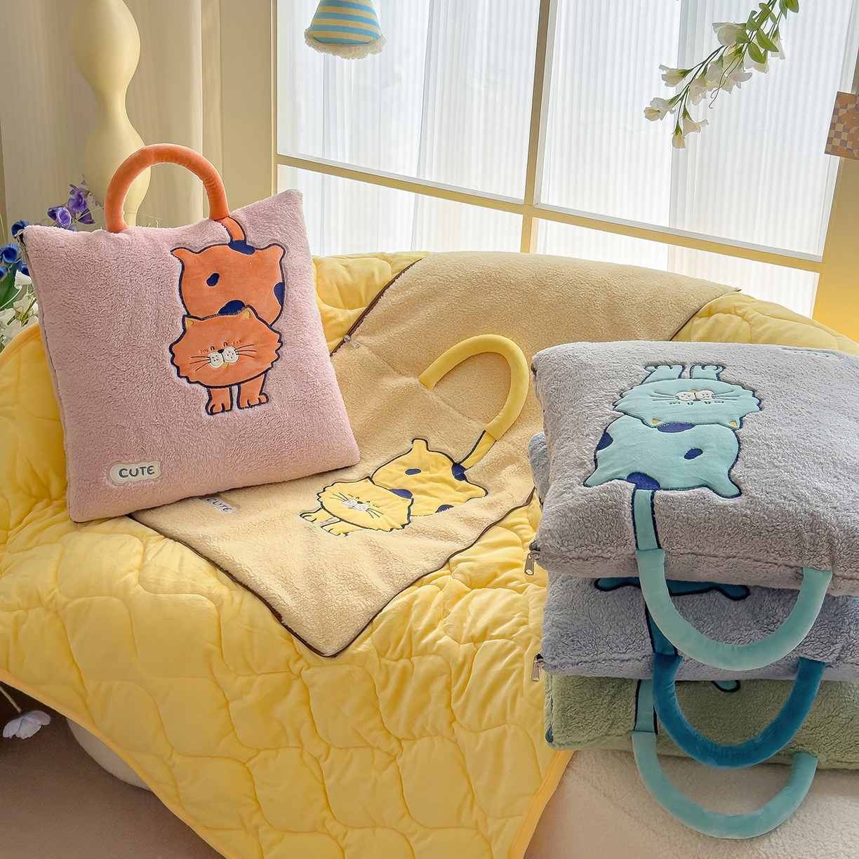 91家纺网 家纺一手货源 找家纺 诺可 2025新款丹麦绒贴布绣手提小猫抱枕被 组合图