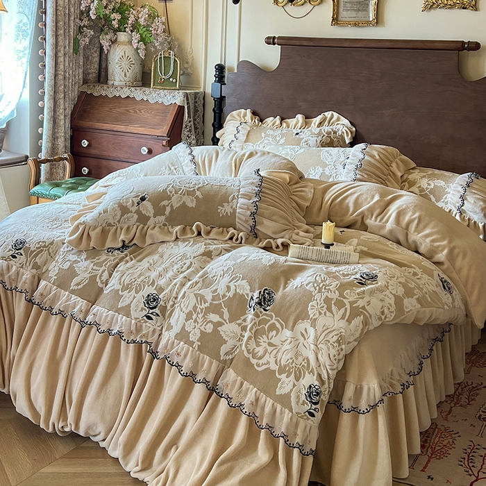 91家纺网 家纺一手货源 找家纺 网红馆（ck家纺） 2025新款牛奶绒雕花花边四件套--国色天香 国色天香 卡其