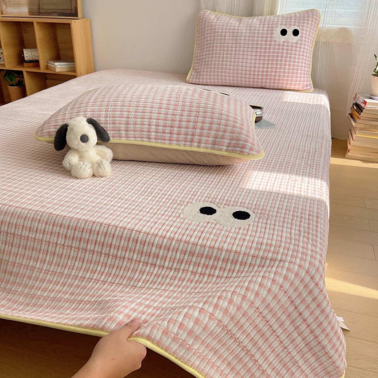 91家纺网 家纺一手货源 找家纺 （总）桃子家居 2025新款韩系撞色毛巾绣大眼睛加厚牛奶绒多功能床盖三件套单品