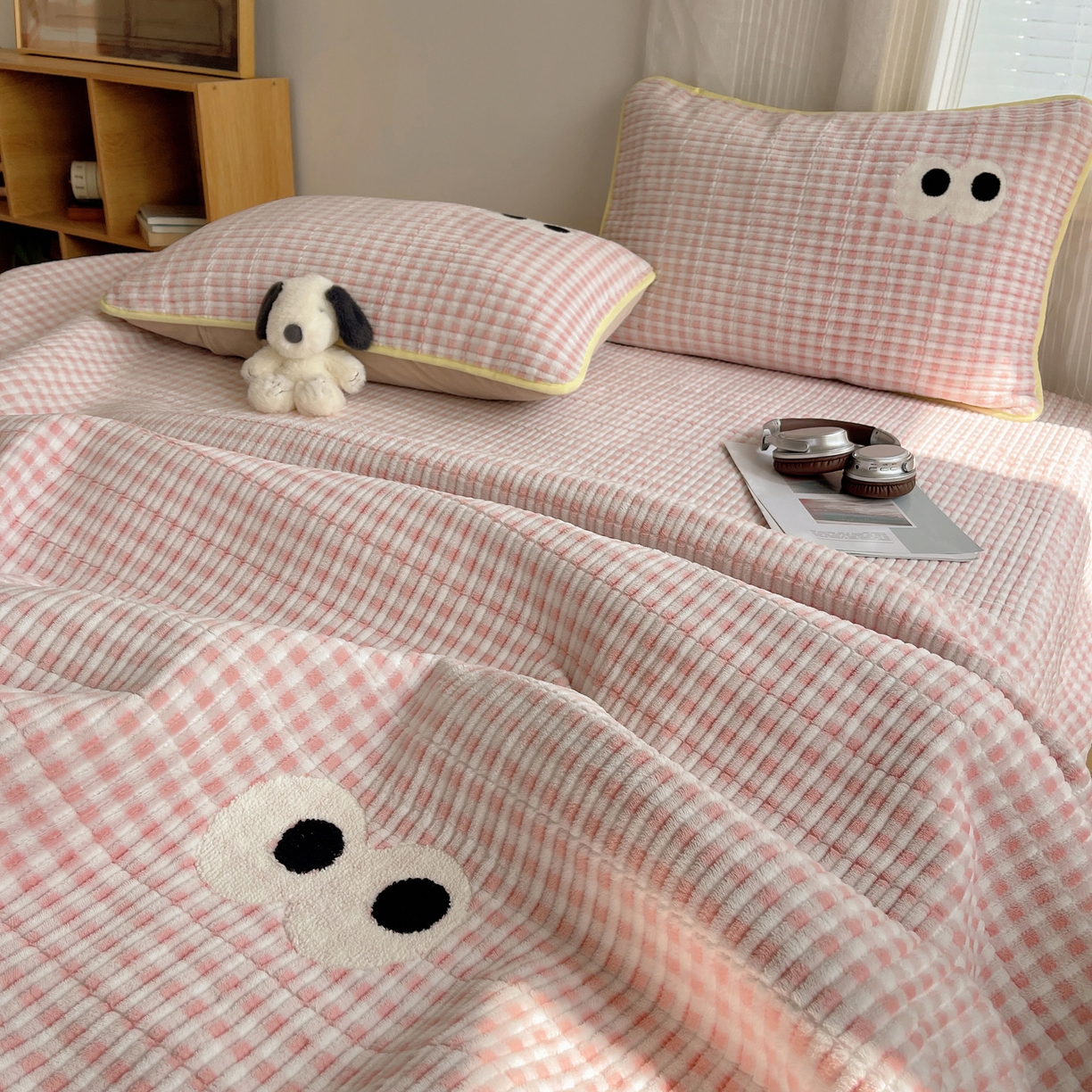 91家纺网 家纺一手货源 找家纺 （总）桃子家居 2025新款韩系撞色毛巾绣大眼睛加厚牛奶绒多功能床盖三件套单品