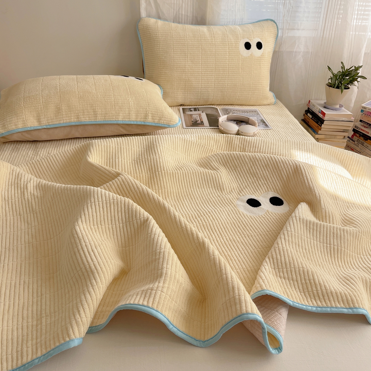 91家纺网 家纺一手货源 找家纺 桃子家居 2025新款韩系撞色毛巾绣大眼睛加厚牛奶绒多功能床盖三件套单品 绒床盖-毛巾绣大眼黄