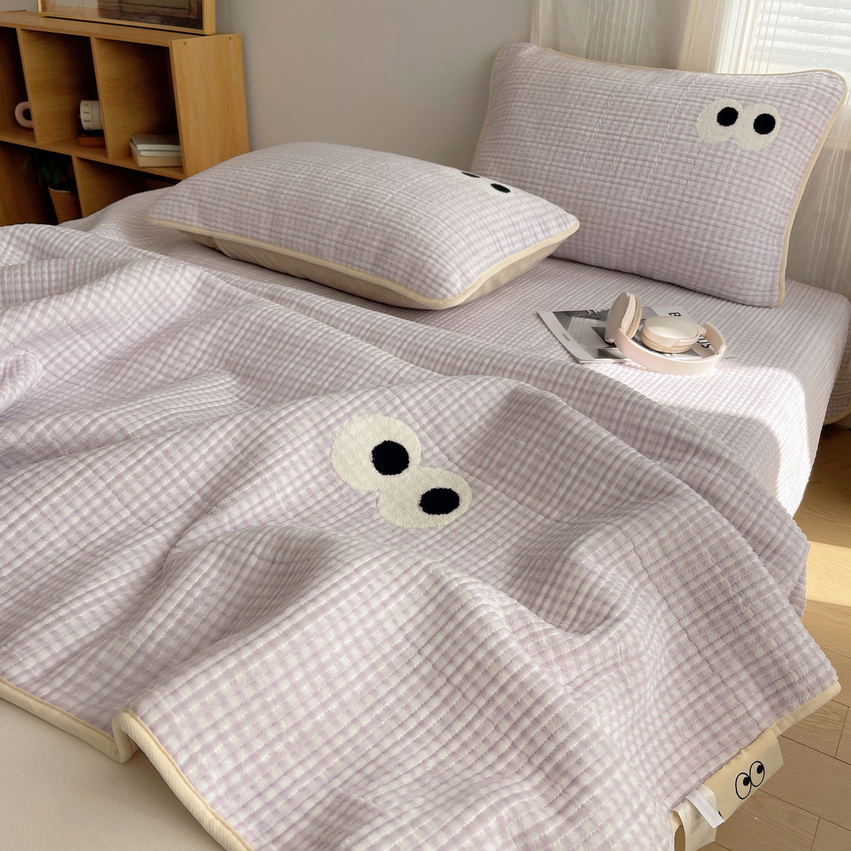 91家纺网 家纺一手货源 找家纺 （总）桃子家居 2025新款韩系撞色毛巾绣大眼睛加厚牛奶绒多功能床盖三件套单品