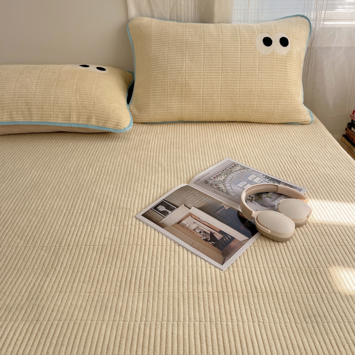 91家纺网 家纺一手货源 找家纺 桃子家居 2025新款韩系撞色毛巾绣大眼睛加厚牛奶绒多功能床盖三件套单品 绒床盖-毛巾绣大眼黄