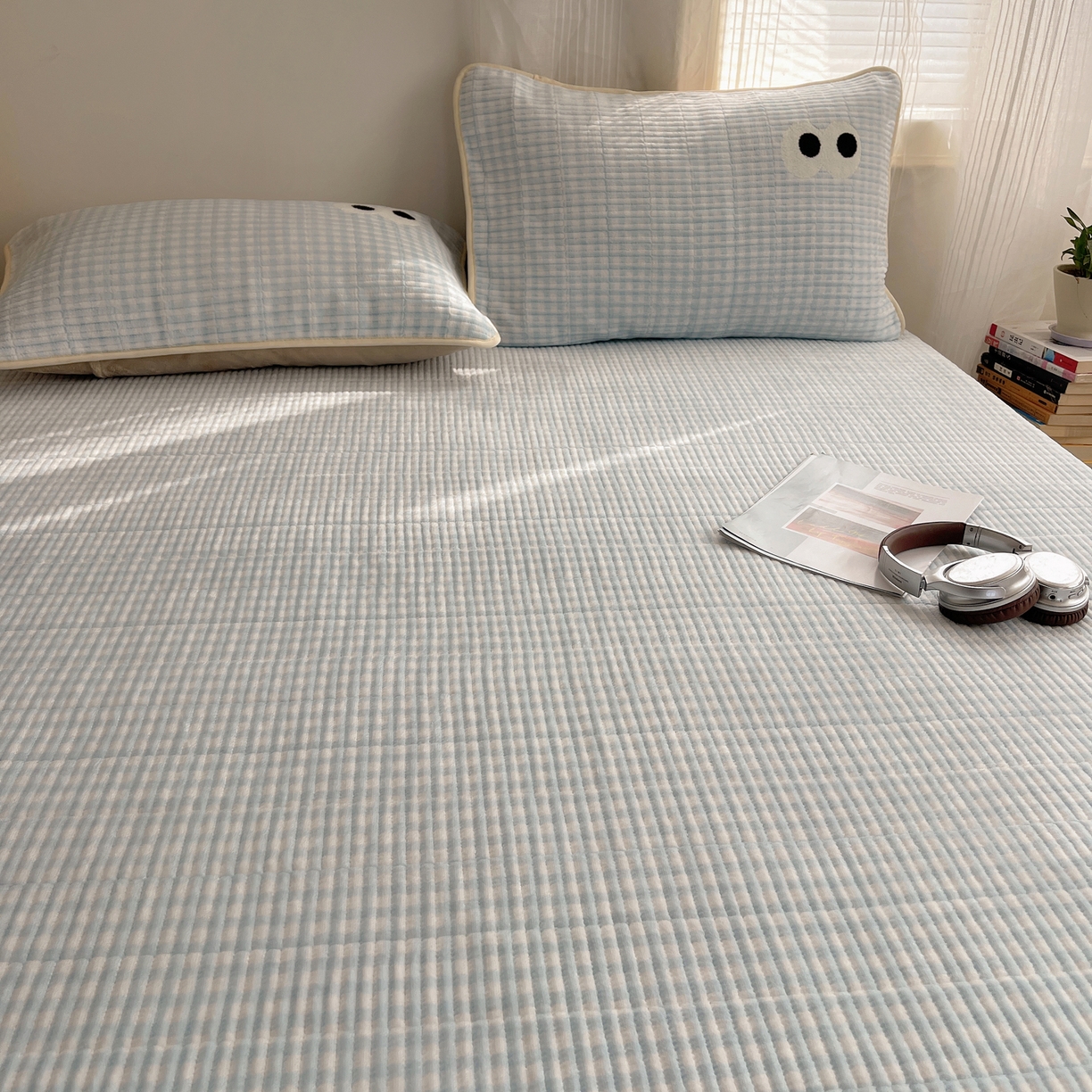 91家纺网 家纺一手货源 找家纺 桃子家居 2025新款韩系撞色毛巾绣大眼睛加厚牛奶绒多功能床盖三件套单品 绒床盖-毛巾绣大眼蓝格