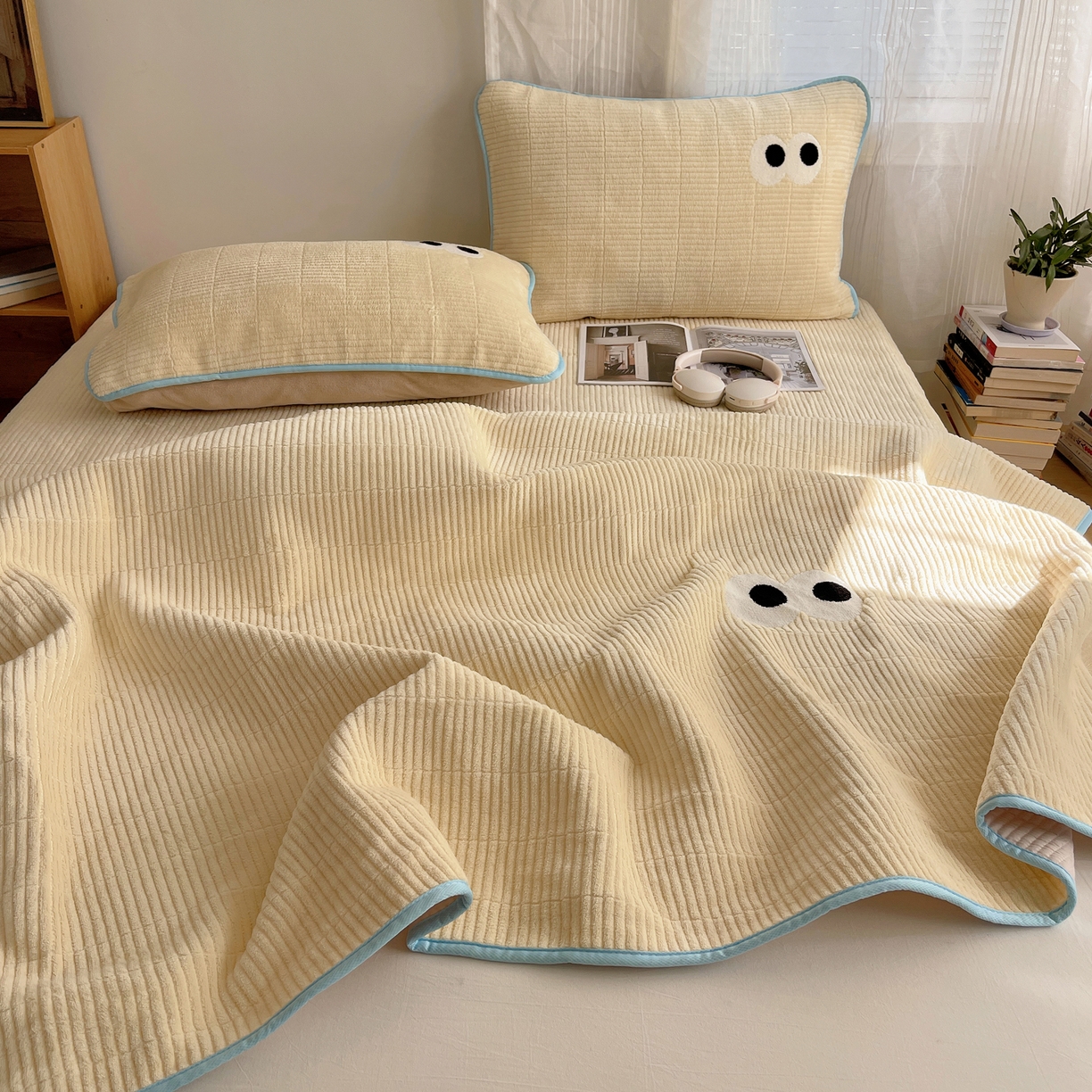 91家纺网 家纺一手货源 找家纺 桃子家居 2025新款韩系撞色毛巾绣大眼睛加厚牛奶绒多功能床盖三件套单品 绒床盖-毛巾绣大眼黄