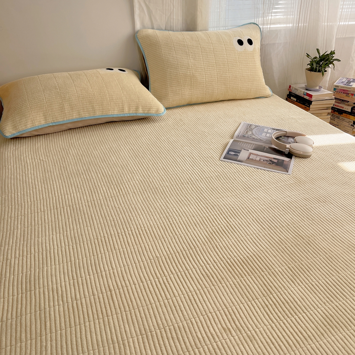 91家纺网 家纺一手货源 找家纺 桃子家居 2025新款韩系撞色毛巾绣大眼睛加厚牛奶绒多功能床盖三件套单品 绒床盖-毛巾绣大眼黄