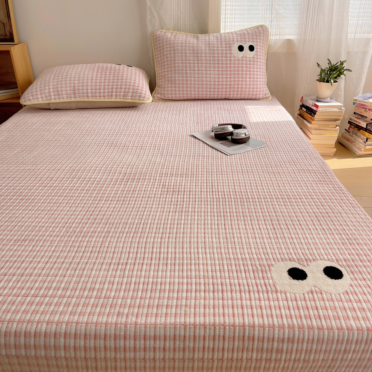 91家纺网 家纺一手货源 找家纺 （总）桃子家居 2025新款韩系撞色毛巾绣大眼睛加厚牛奶绒多功能床盖三件套单品