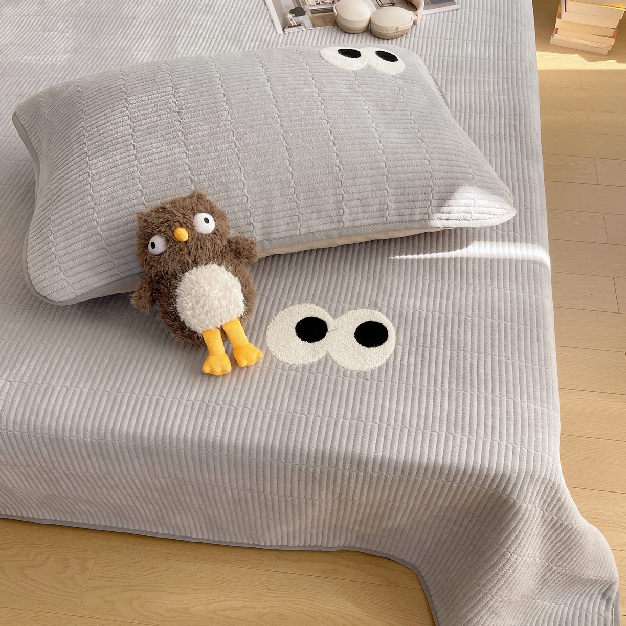 91家纺网 家纺一手货源 找家纺 桃子家居 2025新款韩系撞色毛巾绣大眼睛加厚牛奶绒多功能床盖三件套单品 绒床盖-毛巾绣大眼灰