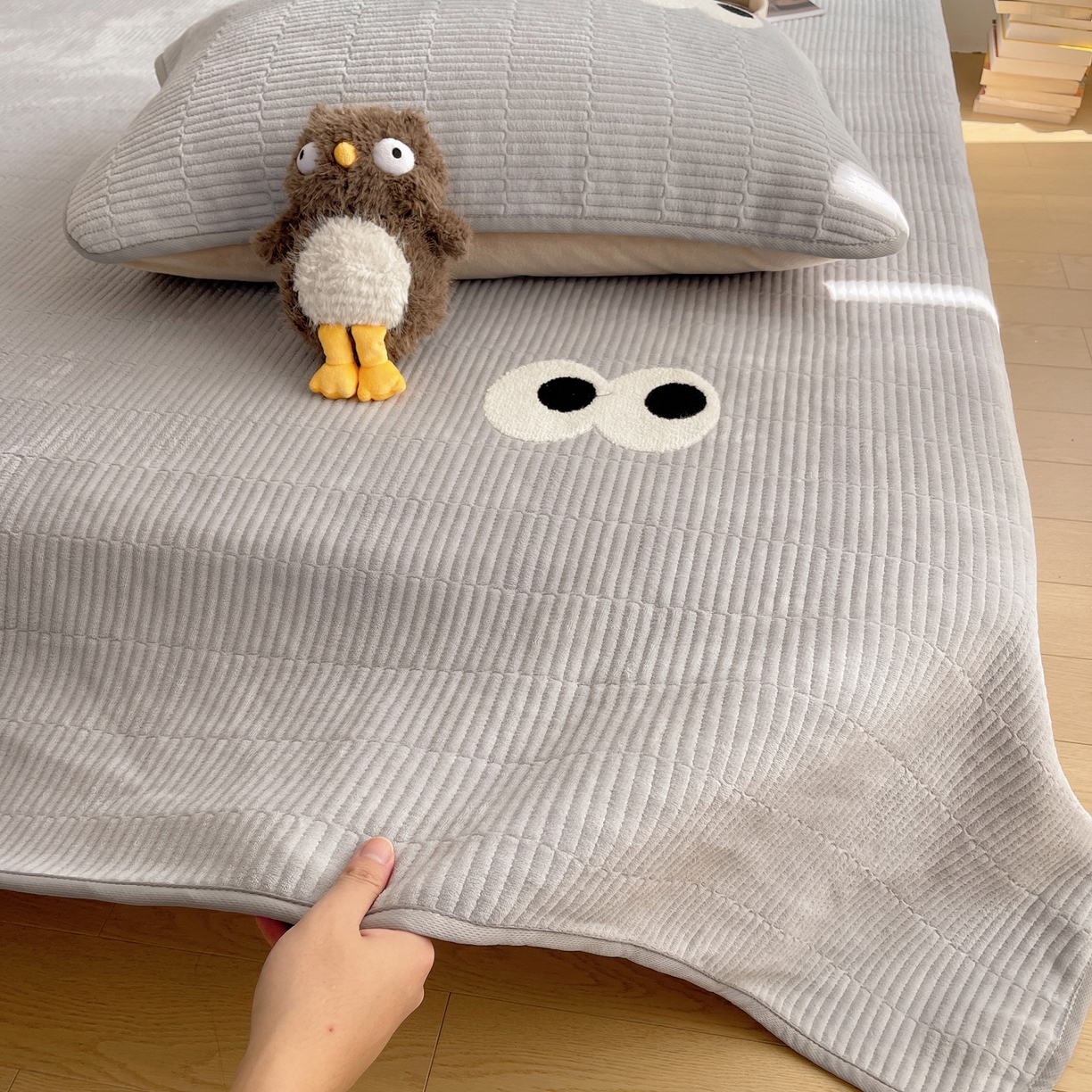 91家纺网 家纺一手货源 找家纺 桃子家居 2025新款韩系撞色毛巾绣大眼睛加厚牛奶绒多功能床盖三件套单品 绒床盖-毛巾绣大眼灰