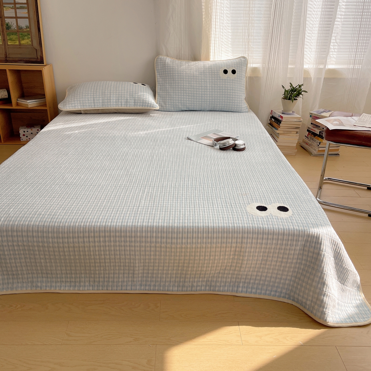 91家纺网 家纺一手货源 找家纺 桃子家居 2025新款韩系撞色毛巾绣大眼睛加厚牛奶绒多功能床盖三件套单品 绒床盖-毛巾绣大眼蓝格