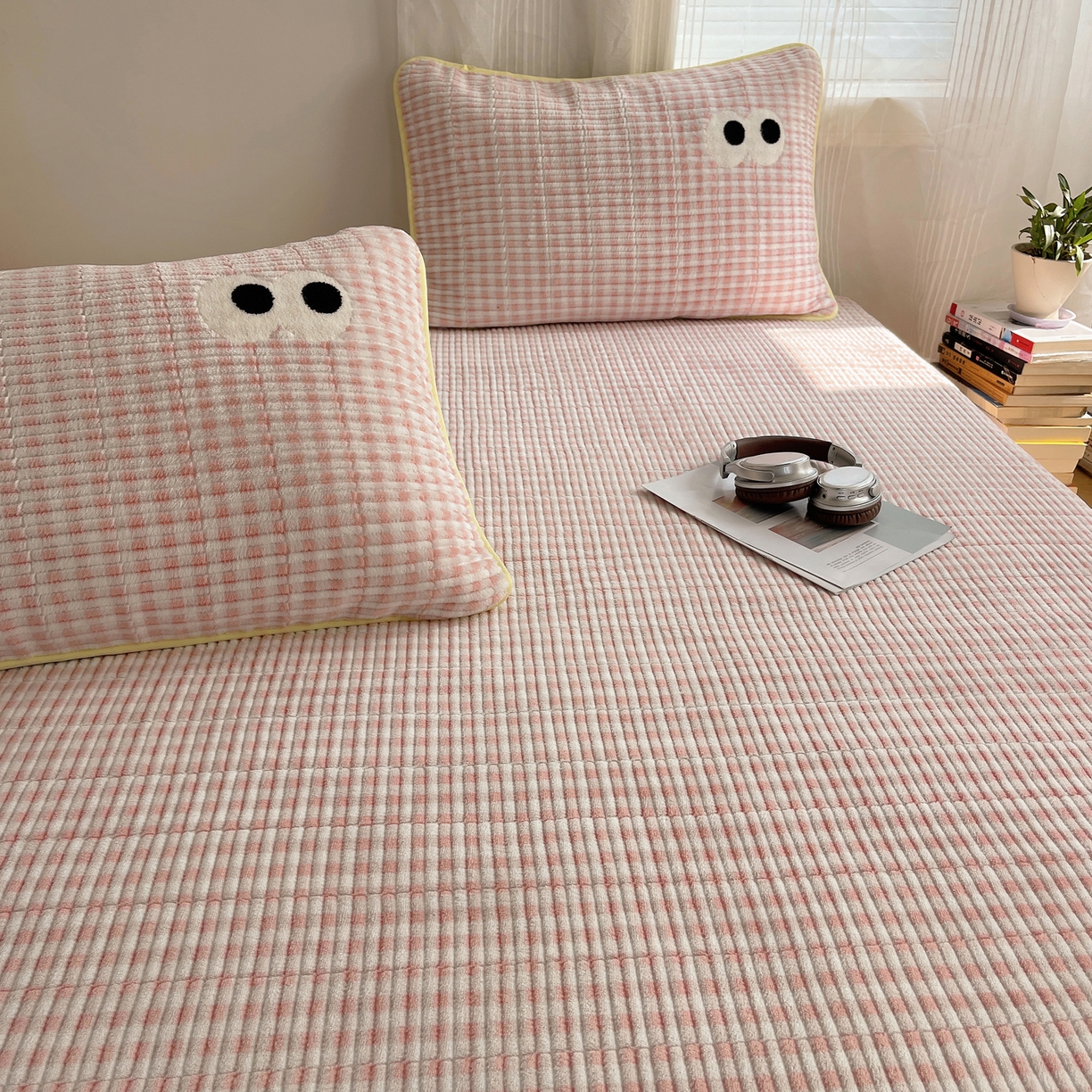 91家纺网 家纺一手货源 找家纺 （总）桃子家居 2025新款韩系撞色毛巾绣大眼睛加厚牛奶绒多功能床盖三件套单品