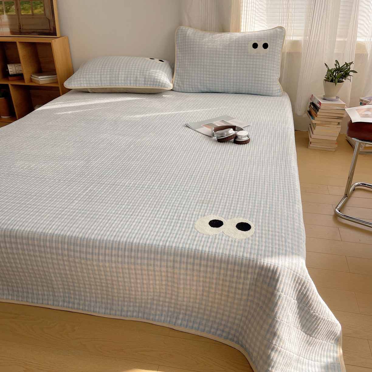 91家纺网 家纺一手货源 找家纺 桃子家居 2025新款韩系撞色毛巾绣大眼睛加厚牛奶绒多功能床盖三件套单品 绒床盖-毛巾绣大眼蓝格