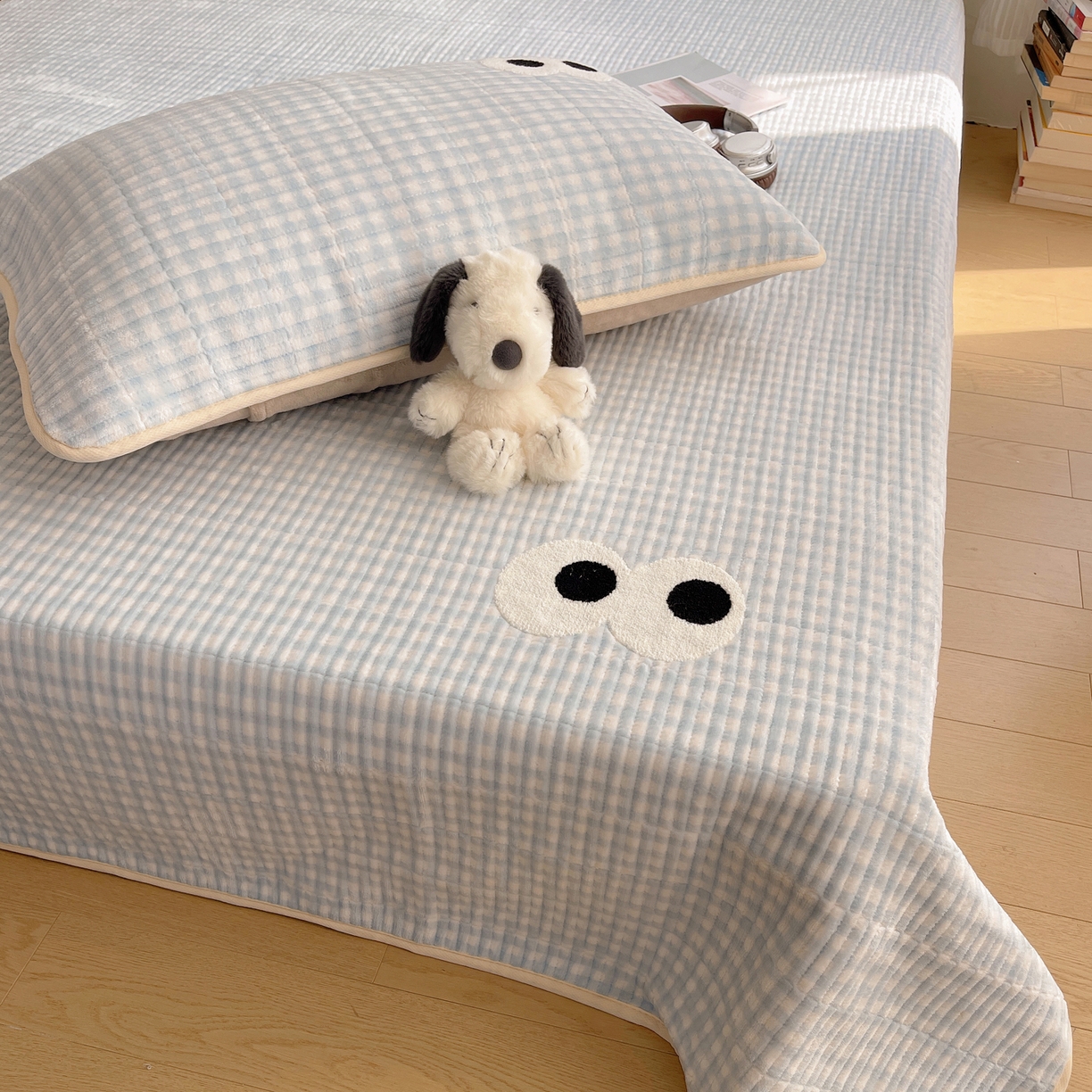 91家纺网 家纺一手货源 找家纺 桃子家居 2025新款韩系撞色毛巾绣大眼睛加厚牛奶绒多功能床盖三件套单品 绒床盖-毛巾绣大眼蓝格